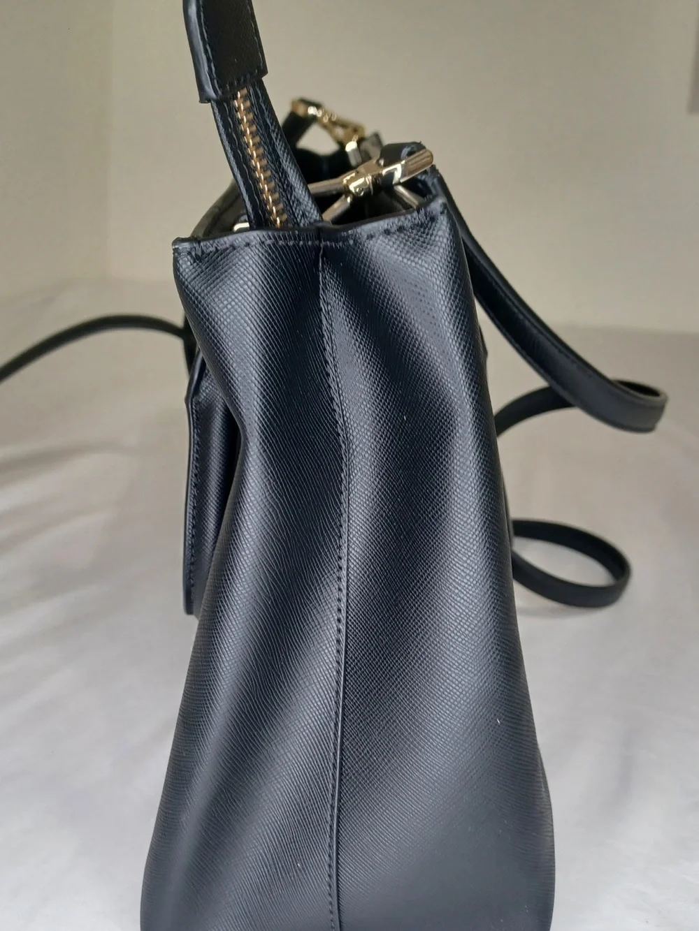 Kate spade Rae medium black saffiano satchel. Excellent condition.